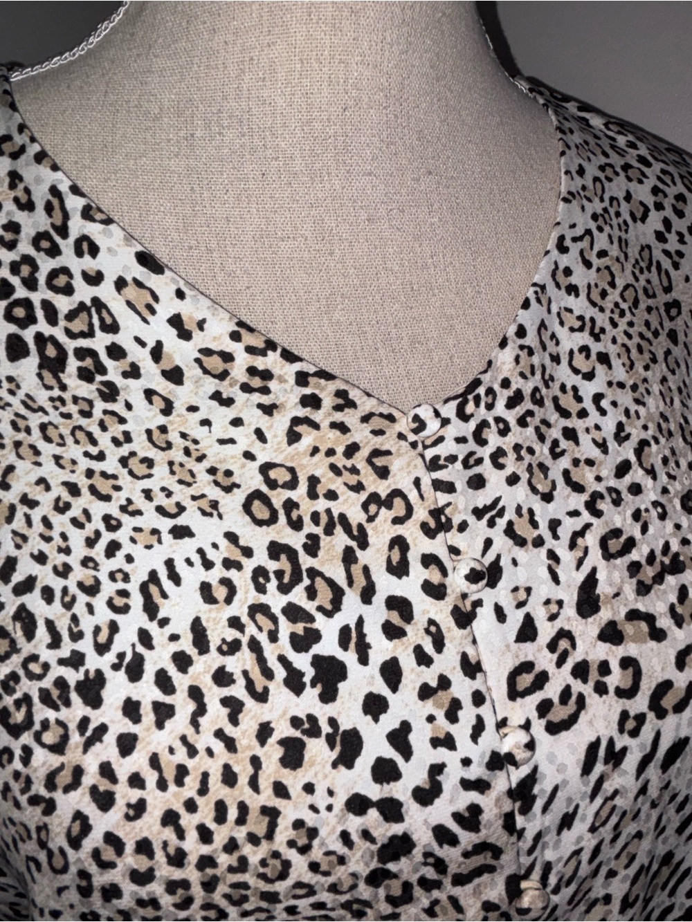 Chico’s V neck 3/4 tie sleeve loose fit leopard print button front top 1 Medium - Picture 2 of 7